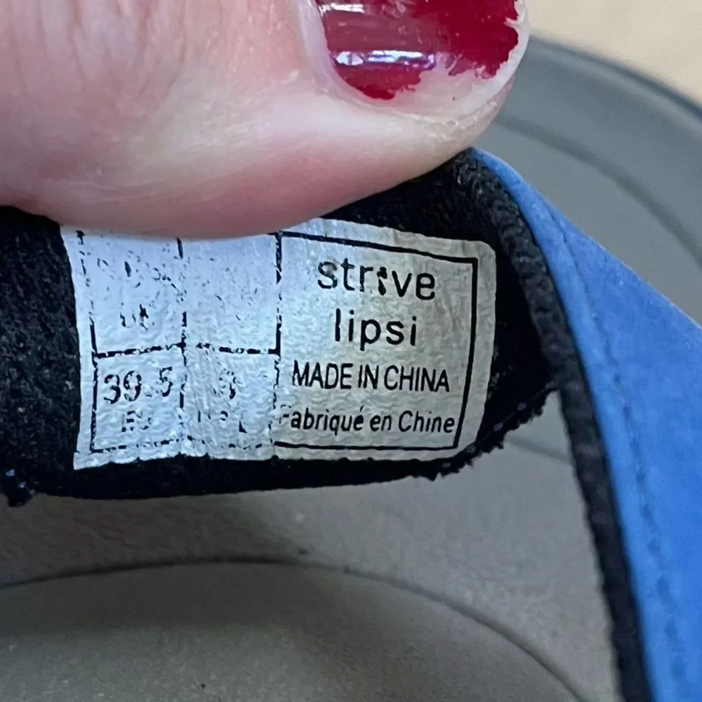 Strive Lipsi Thong Sandal in Blue 39.5